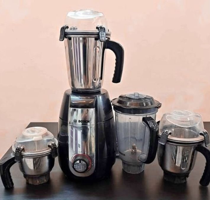 Bosch TrueMixx Pro 1000W unit and all jars close view